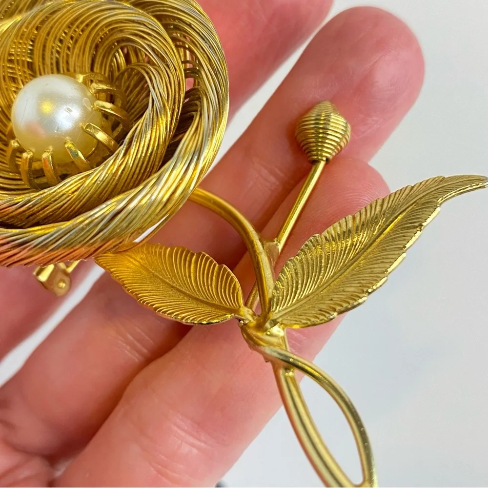 Vintage Jeanne Brooch Floral Signed Gold Tone Wire Flower Faux Pearl Center 3.25